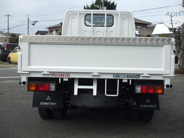 キャンター 　２トン超低床平ボデイ－　ワンオ－ナ－車　マフラ－燃焼ナシ　メッキパ－ツ　レザ－シートカバ－付き　ディーゼルタ－ボ　荷台内寸長さ３１０幅１６０　走行８万キロ台　全面塗装済み　内装クリ－ニング済み（6枚目）
