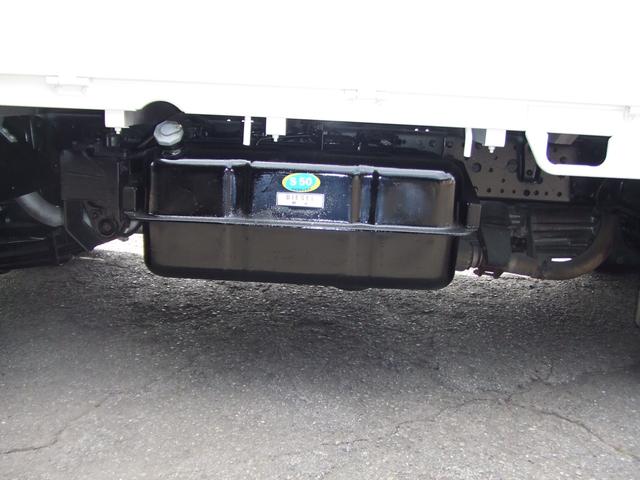 キャンター 　２トン超低床平ボデイ－　ワンオ－ナ－車　マフラ－燃焼ナシ　メッキパ－ツ　レザ－シートカバ－付き　ディーゼルタ－ボ　荷台内寸長さ３１０幅１６０　走行８万キロ台　全面塗装済み　内装クリ－ニング済み（15枚目）