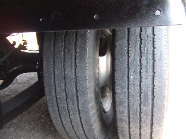 キャンター 　１．５トン全低床アルミブロック　ワンオ－ナ－車　メッキパ－ツ　荷台床鉄板張り　レザ－シ－トカバ－付き　バックカメラ付き　走行４万キロ台　記録簿　ディ－ゼルタ－ボ　全面塗装済み　内装クリ－ニング済み（12枚目）