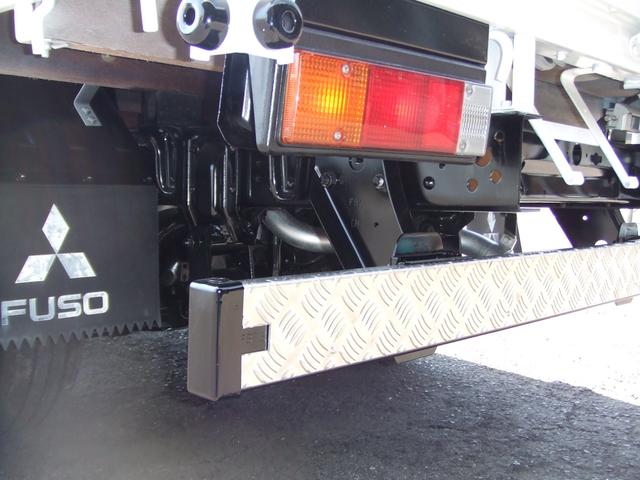 キャンター 　１．５トン全低床アルミブロック　ワンオ－ナ－車　メッキパ－ツ　荷台床鉄板張り　レザ－シ－トカバ－付き　バックカメラ付き　走行４万キロ台　記録簿　ディ－ゼルタ－ボ　全面塗装済み　内装クリ－ニング済み（18枚目）
