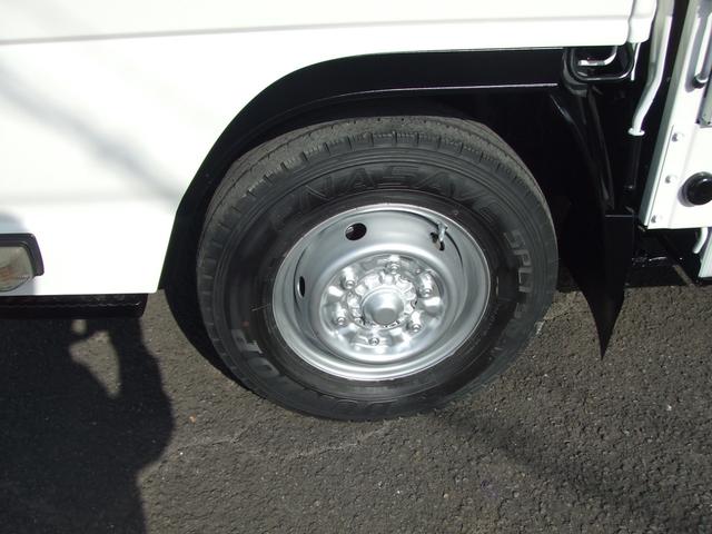 タイタントラック 　１．５トン超低床　平ボディ－　ワンオ－ナ－車　メッキパ－ツ　キ－レス　オートマ車　左電格ミラ－　デイ―ぜルターボ　荷台内寸約長さ３１１幅１６１　荷台板張り　全面塗装済み　内装クリーニング済み（9枚目）