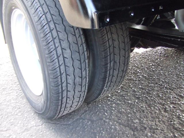 タイタントラック 　１．５トン超低床　平ボディ－　ワンオ－ナ－車　メッキパ－ツ　キ－レス　オートマ車　左電格ミラ－　デイ―ぜルターボ　荷台内寸約長さ３１１幅１６１　荷台板張り　全面塗装済み　内装クリーニング済み（10枚目）