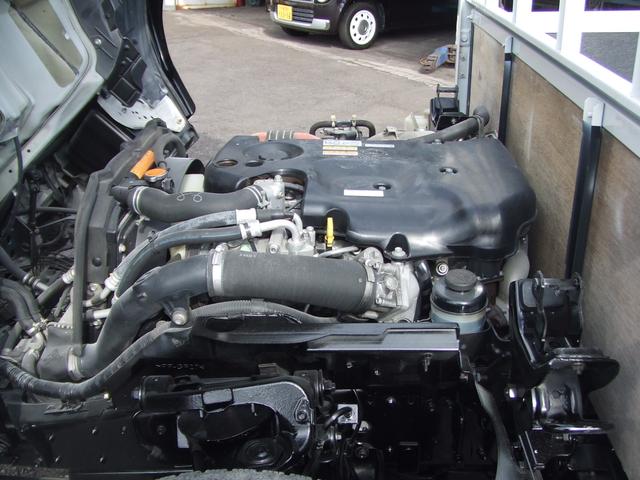 タイタントラック 　１．５トン超低床　平ボディ－　ワンオ－ナ－車　メッキパ－ツ　キ－レス　オートマ車　左電格ミラ－　デイ―ぜルターボ　荷台内寸約長さ３１１幅１６１　荷台板張り　全面塗装済み　内装クリーニング済み（12枚目）