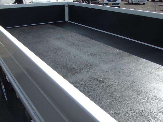 タイタントラック 　１．５トン超低床　平ボディ－　ワンオ－ナ－車　メッキパ－ツ　キ－レス　オートマ車　左電格ミラ－　デイ―ぜルターボ　荷台内寸約長さ３１１幅１６１　荷台板張り　全面塗装済み　内装クリーニング済み（15枚目）