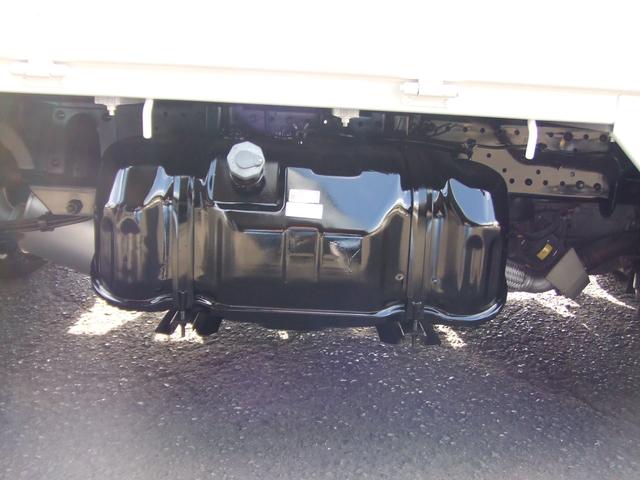 タイタントラック 　１．５トン超低床　平ボディ－　ワンオ－ナ－車　メッキパ－ツ　キ－レス　オートマ車　左電格ミラ－　デイ―ぜルターボ　荷台内寸約長さ３１１幅１６１　荷台板張り　全面塗装済み　内装クリーニング済み（16枚目）
