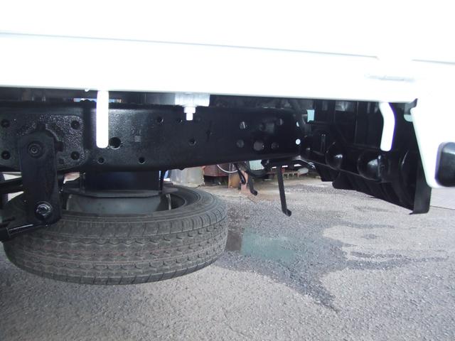 タイタントラック 　１．５トン超低床　平ボディ－　ワンオ－ナ－車　メッキパ－ツ　キ－レス　オートマ車　左電格ミラ－　デイ―ぜルターボ　荷台内寸約長さ３１１幅１６１　荷台板張り　全面塗装済み　内装クリーニング済み（18枚目）