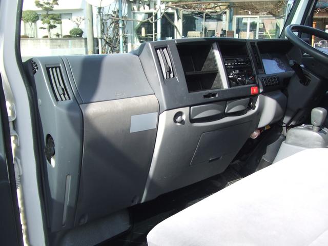 タイタントラック 　１．５トン超低床　平ボディ－　ワンオ－ナ－車　メッキパ－ツ　キ－レス　オートマ車　左電格ミラ－　デイ―ぜルターボ　荷台内寸約長さ３１１幅１６１　荷台板張り　全面塗装済み　内装クリーニング済み（22枚目）