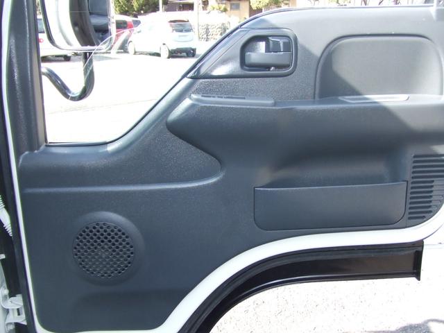 タイタントラック 　１．５トン超低床　平ボディ－　ワンオ－ナ－車　メッキパ－ツ　キ－レス　オートマ車　左電格ミラ－　デイ―ぜルターボ　荷台内寸約長さ３１１幅１６１　荷台板張り　全面塗装済み　内装クリーニング済み（26枚目）