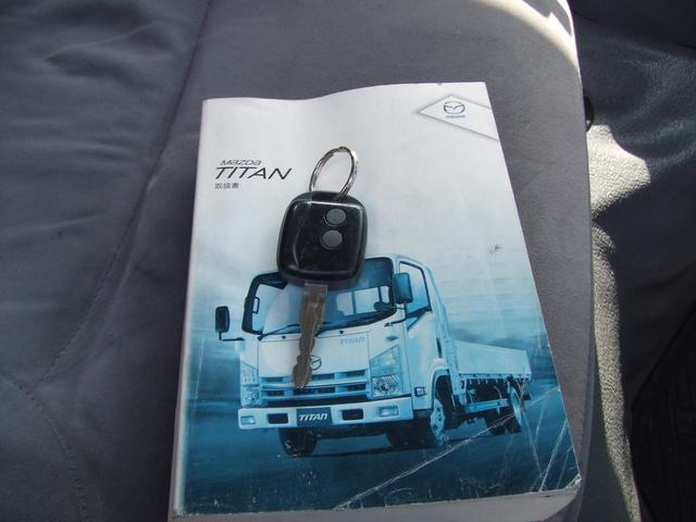 タイタントラック 　１．５トン超低床　平ボディ－　ワンオ－ナ－車　メッキパ－ツ　キ－レス　オートマ車　左電格ミラ－　デイ―ぜルターボ　荷台内寸約長さ３１１幅１６１　荷台板張り　全面塗装済み　内装クリーニング済み（29枚目）