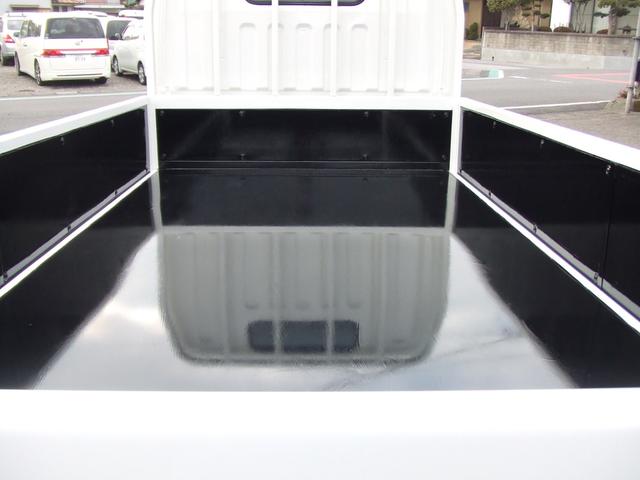 キャンター 　２トン全低床　平ボディ－　メッキパ－ツ　左電格ミラ－　荷台床鉄板張り　レザ－シ－トカバ－付き　マフラ－燃焼ナシ　全面塗装済み　　内装クリーニング済み　荷台内寸約長さ３１１幅１６０　走行７万キロ台（9枚目）