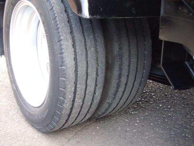 キャンター 　２トン全低床　平ボディ－　メッキパ－ツ　左電格ミラ－　荷台床鉄板張り　レザ－シ－トカバ－付き　マフラ－燃焼ナシ　全面塗装済み　　内装クリーニング済み　荷台内寸約長さ３１１幅１６０　走行７万キロ台（12枚目）