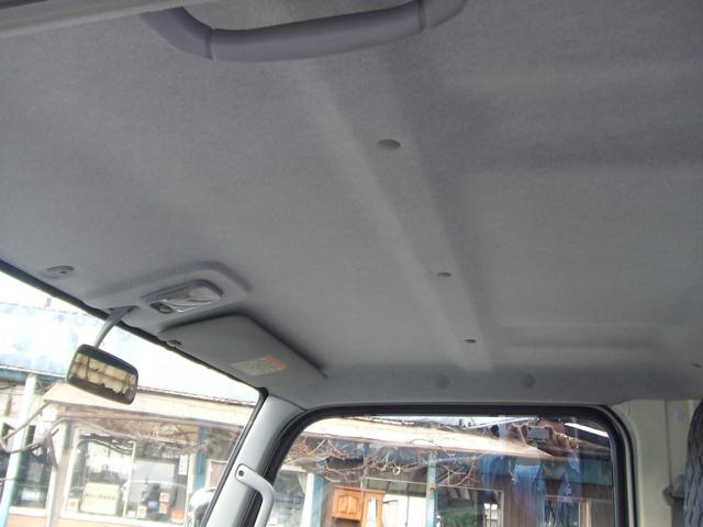 キャンター 　２トン全低床　平ボディ－　メッキパ－ツ　左電格ミラ－　荷台床鉄板張り　レザ－シ－トカバ－付き　マフラ－燃焼ナシ　全面塗装済み　　内装クリーニング済み　荷台内寸約長さ３１１幅１６０　走行７万キロ台（25枚目）