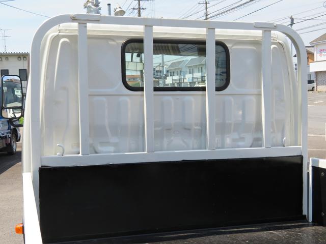 トヨエース フルジャストロー　全低床２ｔ平ボデー　４．０ディーゼルターボ　フロア５速ミッション　荷台内寸（長さ３１０ｃｍＸ横幅１６０ｃｍＸアオリ高さ３７ｃｍ）　荷台フロア鉄板張り　積載量２０００ｋｇ（8枚目）