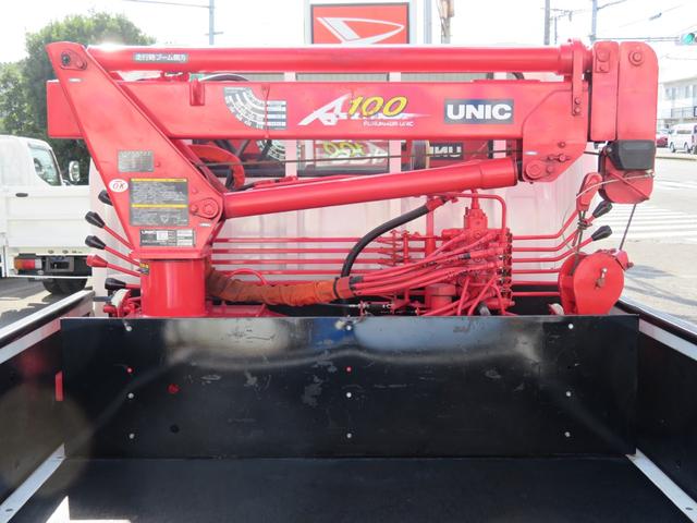 エルフトラック Ｗキャブフルフラットロー　ユニック３段簡易クレーン付　３．０ディーゼルエンジン　フロア５速ミッション　積載量１８００ｋｇ　運転席エアバック　エアコン　パワステ　前席パワーウインドウ（5枚目）