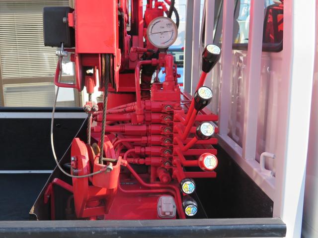 エルフトラック Ｗキャブフルフラットロー　ユニック３段簡易クレーン付　３．０ディーゼルエンジン　フロア５速ミッション　積載量１８００ｋｇ　運転席エアバック　エアコン　パワステ　前席パワーウインドウ（9枚目）