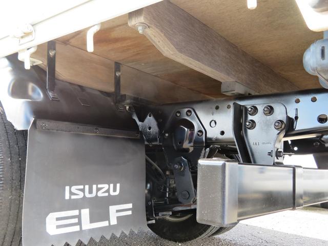 エルフトラック Ｗキャブフルフラットロー　ユニック３段簡易クレーン付　３．０ディーゼルエンジン　フロア５速ミッション　積載量１８００ｋｇ　運転席エアバック　エアコン　パワステ　前席パワーウインドウ（16枚目）