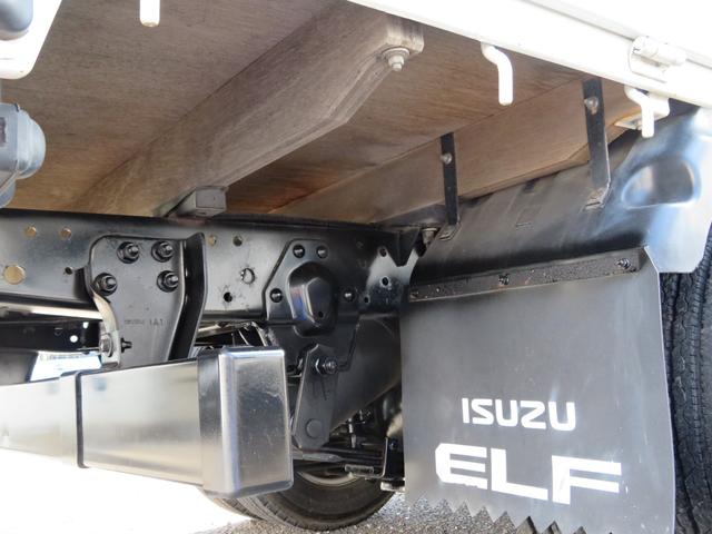 エルフトラック Ｗキャブフルフラットロー　ユニック３段簡易クレーン付　３．０ディーゼルエンジン　フロア５速ミッション　積載量１８００ｋｇ　運転席エアバック　エアコン　パワステ　前席パワーウインドウ（17枚目）