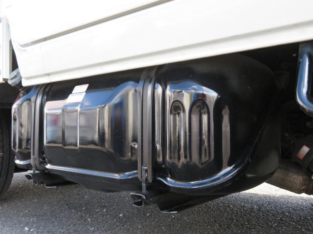 エルフトラック Ｗキャブフルフラットロー　ユニック３段簡易クレーン付　３．０ディーゼルエンジン　フロア５速ミッション　積載量１８００ｋｇ　運転席エアバック　エアコン　パワステ　前席パワーウインドウ（18枚目）