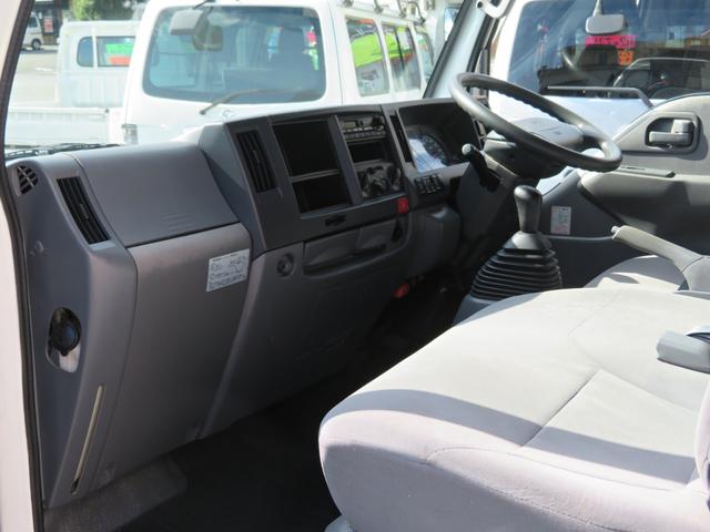 エルフトラック Ｗキャブフルフラットロー　ユニック３段簡易クレーン付　３．０ディーゼルエンジン　フロア５速ミッション　積載量１８００ｋｇ　運転席エアバック　エアコン　パワステ　前席パワーウインドウ（23枚目）