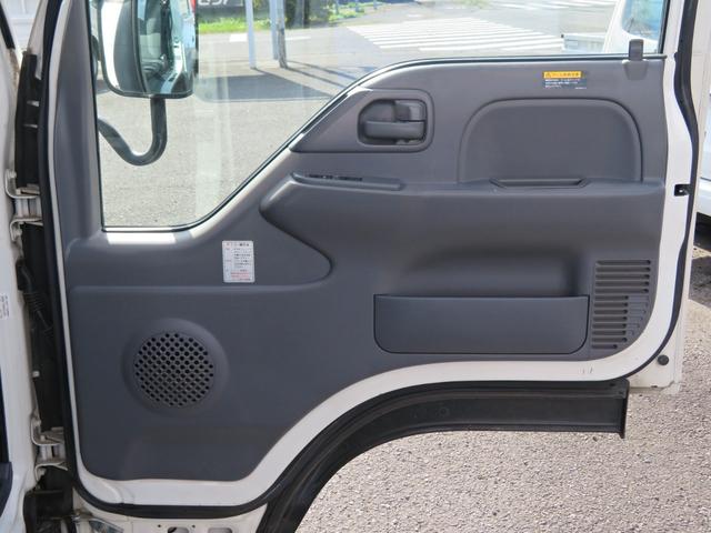 エルフトラック Ｗキャブフルフラットロー　ユニック３段簡易クレーン付　３．０ディーゼルエンジン　フロア５速ミッション　積載量１８００ｋｇ　運転席エアバック　エアコン　パワステ　前席パワーウインドウ（30枚目）