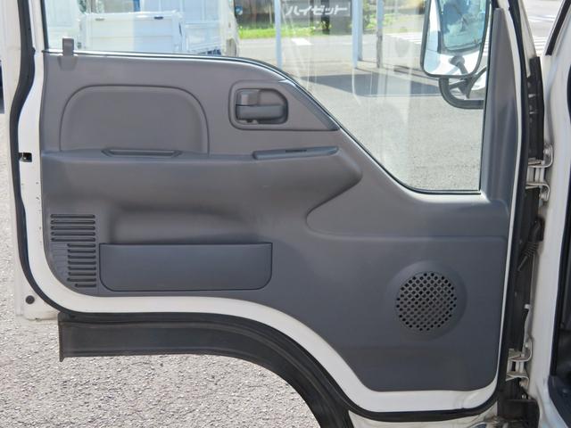 エルフトラック Ｗキャブフルフラットロー　ユニック３段簡易クレーン付　３．０ディーゼルエンジン　フロア５速ミッション　積載量１８００ｋｇ　運転席エアバック　エアコン　パワステ　前席パワーウインドウ（31枚目）