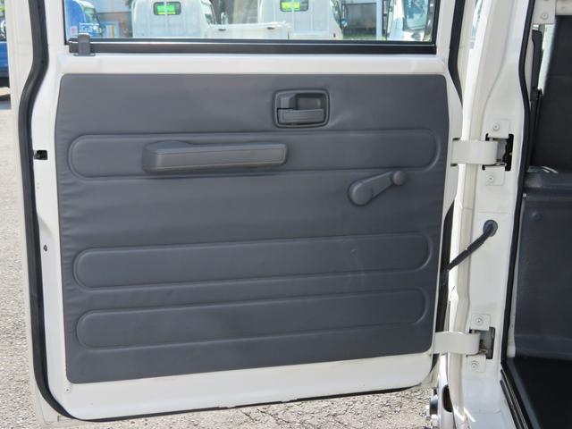 エルフトラック Ｗキャブフルフラットロー　ユニック３段簡易クレーン付　３．０ディーゼルエンジン　フロア５速ミッション　積載量１８００ｋｇ　運転席エアバック　エアコン　パワステ　前席パワーウインドウ（32枚目）