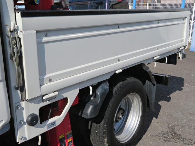 エルフトラック Ｗキャブフルフラットロー　ユニック３段簡易クレーン付　３．０ディーゼルエンジン　フロア５速ミッション　積載量１８００ｋｇ　運転席エアバック　エアコン　パワステ　前席パワーウインドウ（38枚目）