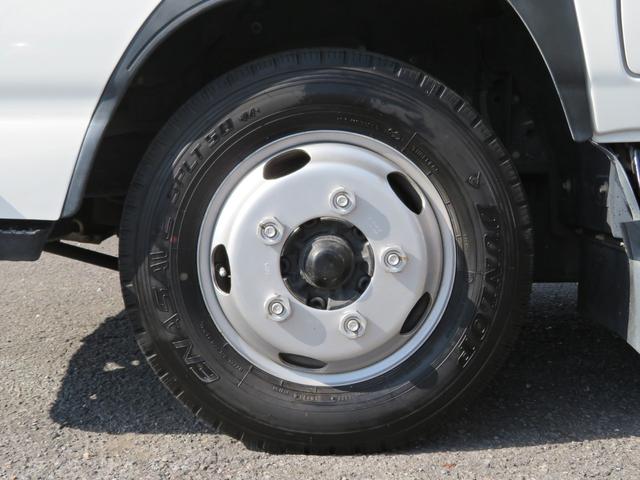 エルフトラック Ｗキャブフルフラットロー　ユニック３段簡易クレーン付　３．０ディーゼルエンジン　フロア５速ミッション　積載量１８００ｋｇ　運転席エアバック　エアコン　パワステ　前席パワーウインドウ（46枚目）