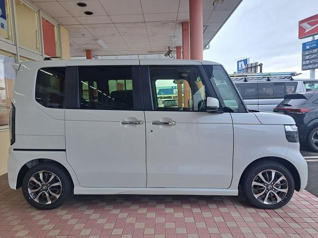 Ｎ－ＢＯＸカスタム ベースグレード　登録済み未使用車　左側電動スライドドア　Ｈｏｎｄａ　ＳＥＮＳＩＮＧ　ロールサンシェード　シートヒーター　電動パーキングブレーキ（4枚目）