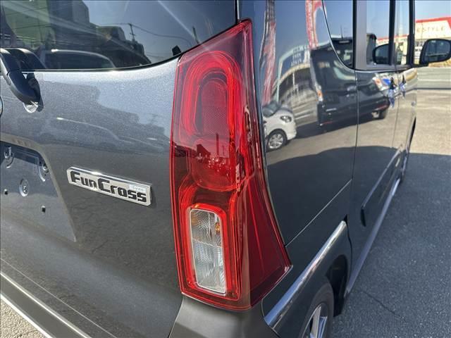 タント ファンクロス　スマートキー　両側電動スライドドア　オートエアコン　ＥＴＣ　電動パーキングブレーキ　シートヒーター　パーソナルテーブル　ロールサンシェード（17枚目）