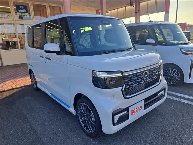 Ｎ－ＢＯＸカスタム ターボ　登録済未使用車　両側電動スライドドア　電動パーキングブレーキ　ロールサンシェード　プッシュスタート　オートエアコン　リヤワイパー　パーソナルテーブル（3枚目）