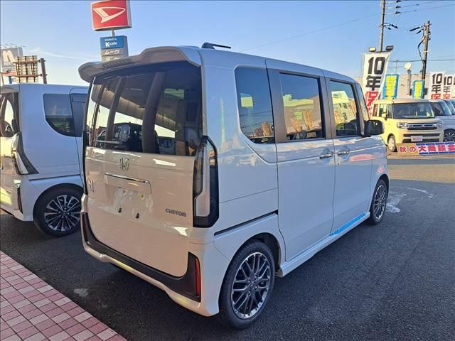 Ｎ－ＢＯＸカスタム ターボ　登録済未使用車　両側電動スライドドア　電動パーキングブレーキ　ロールサンシェード　プッシュスタート　オートエアコン　リヤワイパー　パーソナルテーブル（5枚目）