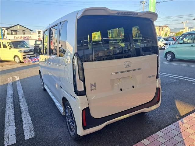 Ｎ－ＢＯＸカスタム ターボ　登録済未使用車　両側電動スライドドア　電動パーキングブレーキ　ロールサンシェード　プッシュスタート　オートエアコン　リヤワイパー　パーソナルテーブル（7枚目）