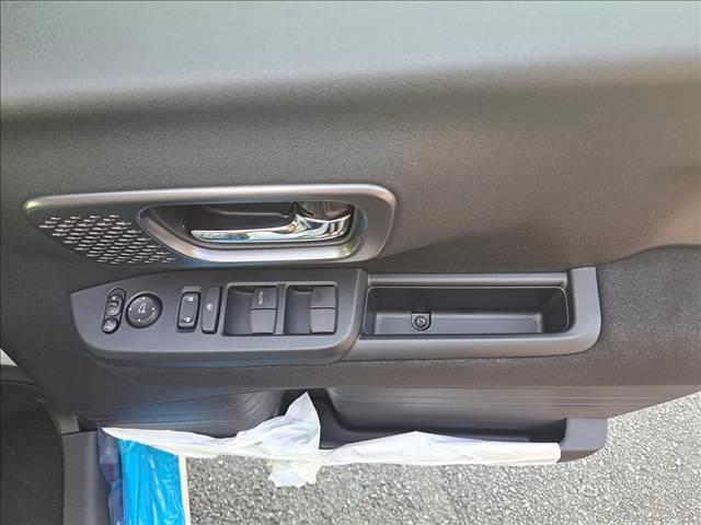 Ｎ－ＢＯＸカスタム ターボ　登録済未使用車　両側電動スライドドア　電動パーキングブレーキ　ロールサンシェード　プッシュスタート　オートエアコン　リヤワイパー　パーソナルテーブル（16枚目）