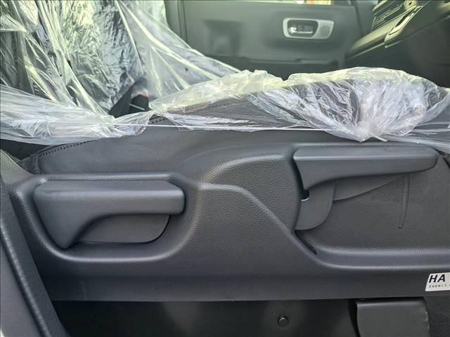 Ｎ－ＢＯＸカスタム ターボ　登録済未使用車　両側電動スライドドア　電動パーキングブレーキ　ロールサンシェード　プッシュスタート　オートエアコン　リヤワイパー　パーソナルテーブル（18枚目）