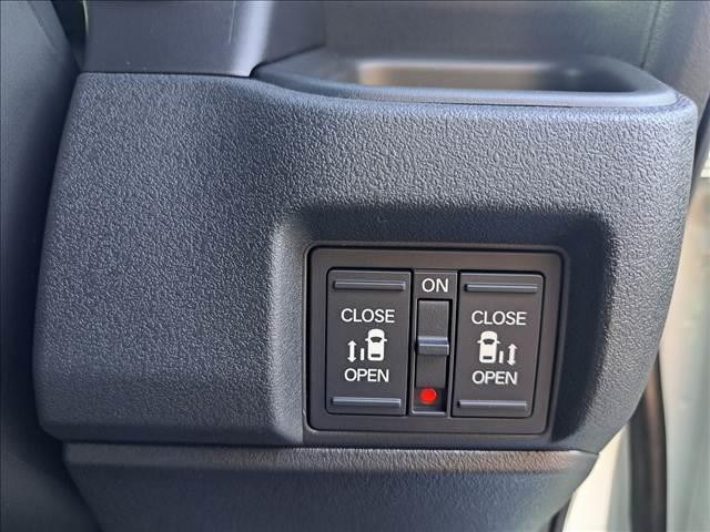 Ｎ－ＢＯＸカスタム ターボ　登録済未使用車　両側電動スライドドア　電動パーキングブレーキ　ロールサンシェード　プッシュスタート　オートエアコン　リヤワイパー　パーソナルテーブル（27枚目）