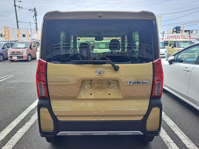 タント ファンクロス　登録済み未使用車　両側電動スライドドア　アイドリングストップ　プッシュスタート　電動パーキングブレーキ　オートエアコン　ロールサンシェード（7枚目）