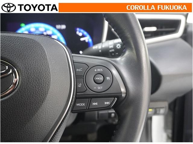 高速道路などを一定の速度で走行したい場合に、スイッチを操作することでアクセルペダルを踏まずに定速走行できます。