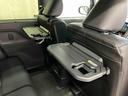 【格納式シートバックテーブル(運転席/助手席)】 物が落ちにくいふち高テーブルはタブレットが立てかけられ、お子さま用のマグカップや500mlの紙パックが入るカップホルダーも備えています