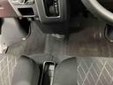 運転席から助手席への移動も簡単です。