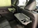 【格納式シートバックテーブル(運転席/助手席)】 物が落ちにくいふち高テーブルはタブレットが立てかけられ、お子さま用のマグカップや500mlの紙パックが入るカップホルダーも備えています