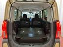 後席を倒すと広い荷室に変わり、デッキボードを活用すればより広く使えます
