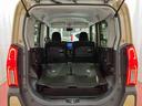 後席を倒すと広い荷室に変わり、デッキボードを活用すればより広く使えます