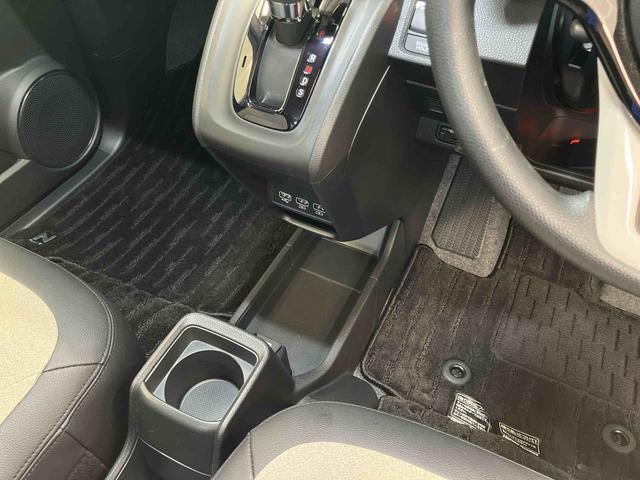 運転席から助手席への移動も簡単です