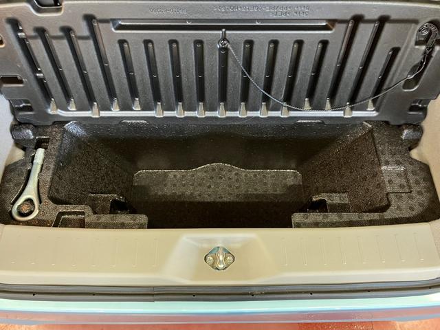 �f�b�L�{�[�h�̉��ɂ͎��[�X�y�[�X������܂��B