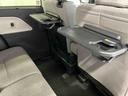 【格納式シートバックテーブル(運転席/助手席)】 物が落ちにくいふち高テーブルはタブレットが立てかけられ、お子さま用のマグカップや500mlの紙パックが入るカップホルダーも備えています