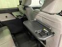 【格納式シートバックテーブル(運転席/助手席)】 物が落ちにくいふち高テーブルはタブレットが立てかけられ、お子さま用のマグカップや500mlの紙パックが入るカップホルダーも備えています
