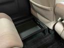 【置きラクボックス(後席)】 フロアに直接置きたくない荷物の収納に便利です