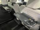 【格納式シートバックテーブル(運転席/助手席)】 物が落ちにくいふち高テーブルはタブレットが立てかけられ、お子さま用のマグカップや500mlの紙パックが入るカップホルダーも備えています。