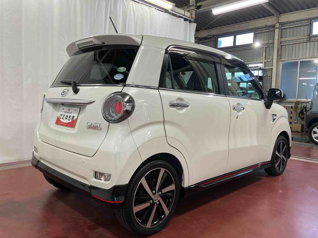 見た目はコンパクトですが、室内やトランクスペースは広々!